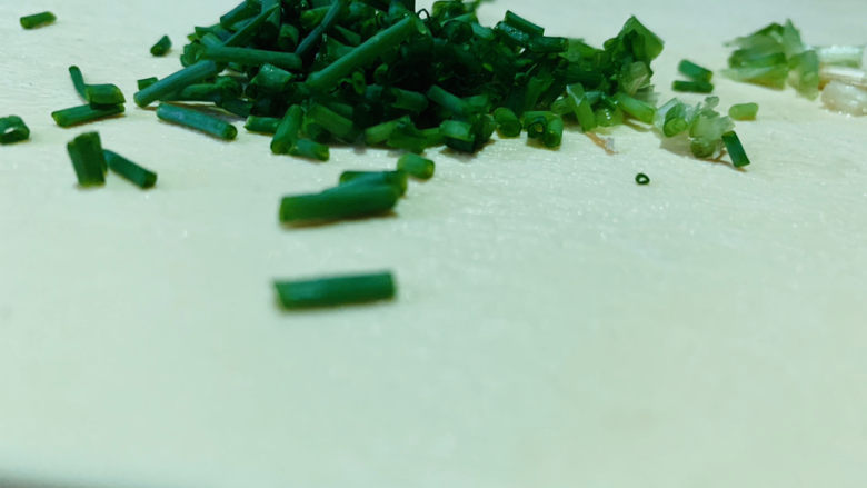 菠萝虾仁炒饭,葱洗净,切小颗粒,待用;