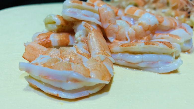 菠萝虾仁炒饭,焯完水的鲜虾很好剥壳;