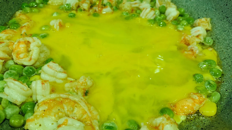 菠萝虾仁炒饭,加2个蛋,炒香;