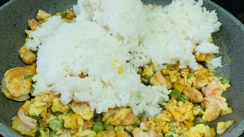 菠萝虾仁炒饭,下米饭;