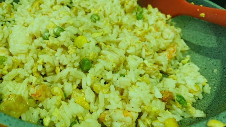 菠萝虾仁炒饭,还是小火,慢慢的把米饭炒散,颗粒分明;