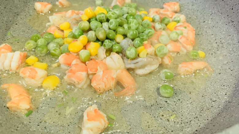 菠萝虾仁炒饭,加青豆和玉米粒炒香;