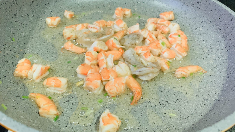 菠萝虾仁炒饭,加入虾仁炒香;
