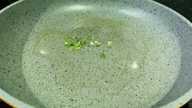 菠萝虾仁炒饭,锅里加3勺油,先把葱头炒香;