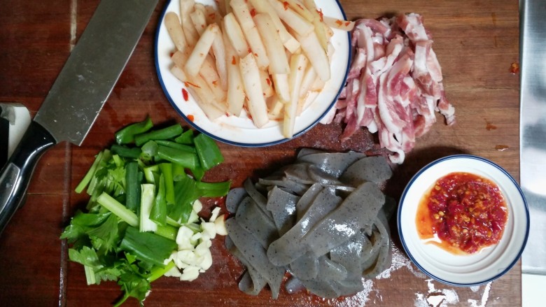 酸辣魔芋豆腐,所需的食材和调味,酸萝卜改刀切条,魔芋豆腐切片