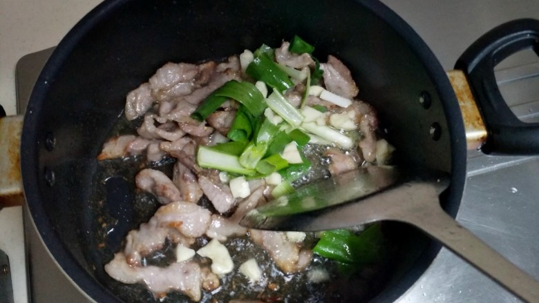 酸辣魔芋豆腐,稍微煸出些油脂,肉微黄的时候下葱和蒜,炒出香味儿