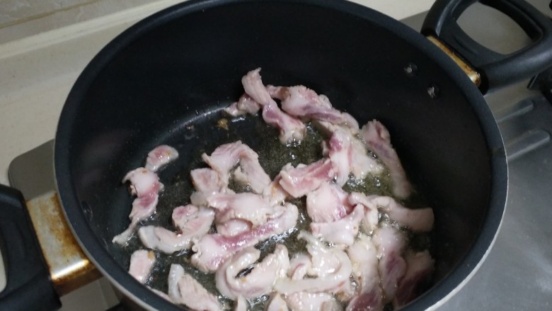 酸辣魔芋豆腐,五花肉或排骨肉下锅煸炒,这里一定要用肥瘦相间的肉才好吃