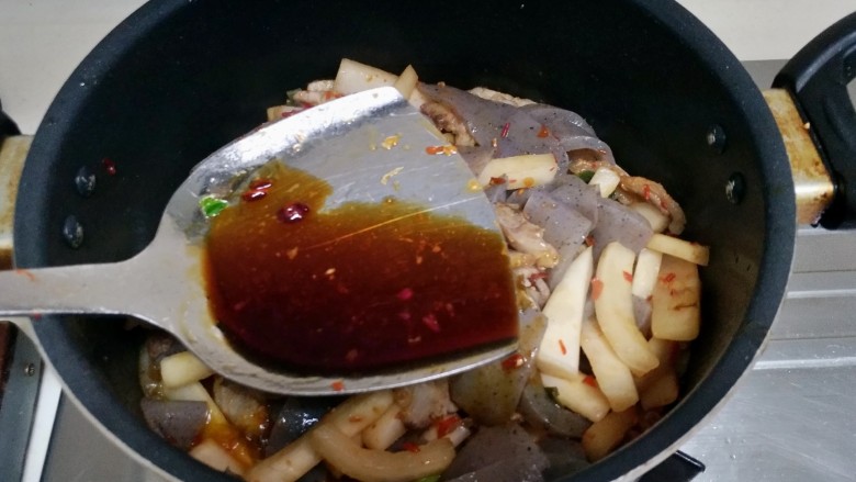 酸辣魔芋豆腐,煸炒片刻,加入1勺生抽
