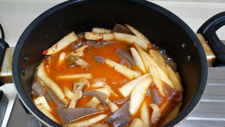 酸辣魔芋豆腐,可以闷煮5分钟,让魔芋豆腐完全入味