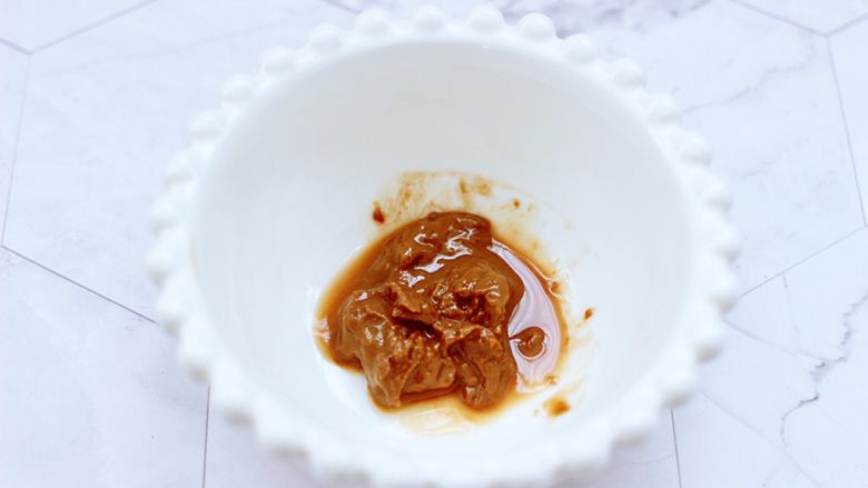 麻酱黄瓜豇豆面,取一个大一点的碗,放入<a style='color:red;display:inline-block;' href='/shicai/ 701'>芝麻酱</a>。
