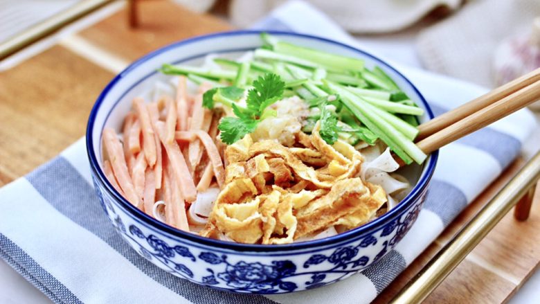 麻酱黄瓜豇豆面,上面再浇点捣好的蒜泥,撒上香菜段就可以享用了,老公超喜欢吃,嘻嘻,一口气吃了两碗。