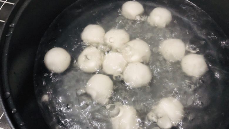 红糖小圆子,水开后放入小圆子,煮至飘起