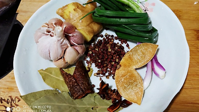 鲜辣香菇鸡肉酱 炒菜下饭好帮手,原材料：<a style='color:red;display:inline-block;' href='/shicai/ 2800'>生姜</a><a style='color:red;display:inline-block;' href='/shicai/ 2794'>大蒜</a>花椒<a style='color:red;display:inline-block;' href='/shicai/ 157'>小葱</a><a style='color:red;display:inline-block;' href='/shicai/ 710'>桂皮</a><a style='color:red;display:inline-block;' href='/shicai/ 741'>香叶</a><a style='color:red;display:inline-block;' href='/shicai/ 695'>八角</a><a style='color:red;display:inline-block;' href='/shicai/ 3772'>陈皮</a>