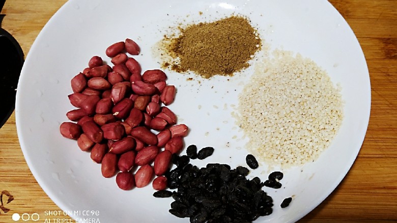 鲜辣香菇鸡肉酱 炒菜下饭好帮手,原材料小花生米<a style='color:red;display:inline-block;' href='/shicai/ 694'>豆豉</a><a style='color:red;display:inline-block;' href='/shicai/ 678'>白芝麻</a><a style='color:red;display:inline-block;' href='/shicai/ 12043'>花椒粉</a>