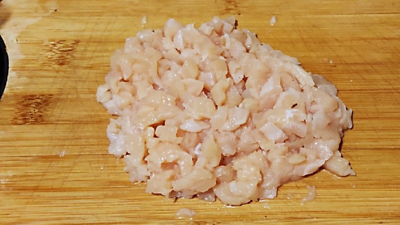 鲜辣香菇鸡肉酱 炒菜下饭好帮手,鸡胸肉切成粒