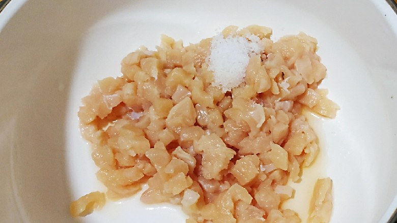 鲜辣香菇鸡肉酱 炒菜下饭好帮手,鸡胸肉粒加盐、<a style='color:red;display:inline-block;' href='/shicai/ 718'>料酒</a>先腌制一会