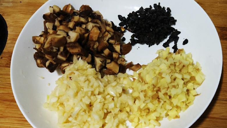 鲜辣香菇鸡肉酱 炒菜下饭好帮手,香菇粒，大蒜粒，生姜粒，豆豉切碎