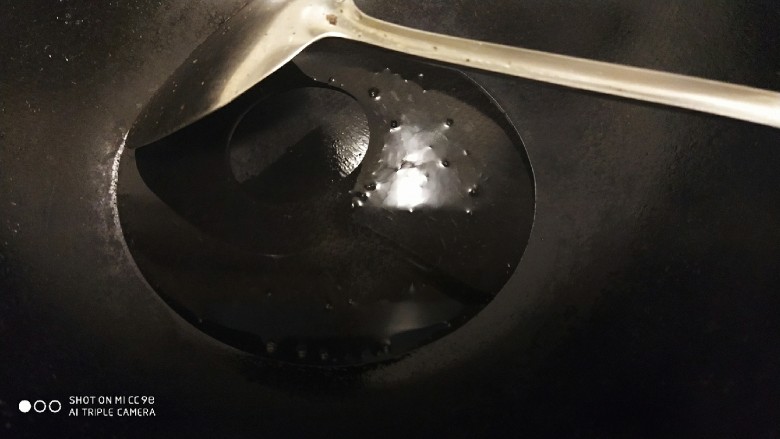 鲜辣香菇鸡肉酱 炒菜下饭好帮手,干锅倒入少许油