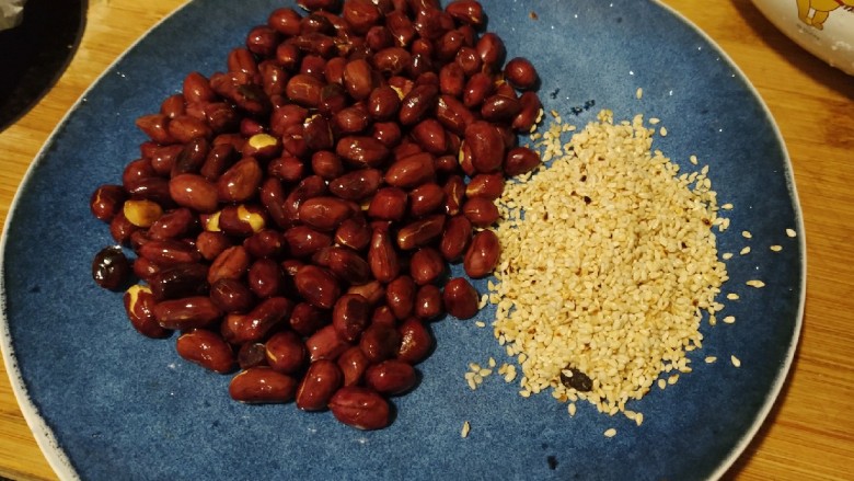 鲜辣香菇鸡肉酱 炒菜下饭好帮手,炒熟的花生米、白芝麻