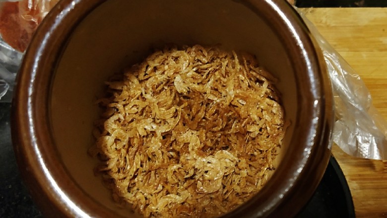 鲜辣香菇鸡肉酱 炒菜下饭好帮手,炒熟的虾皮倒入舂钵，舂成粉；花生微微舂碎