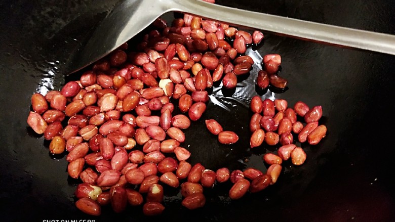 鲜辣香菇鸡肉酱 炒菜下饭好帮手,分别倒入花生米、白芝麻，小火炒熟