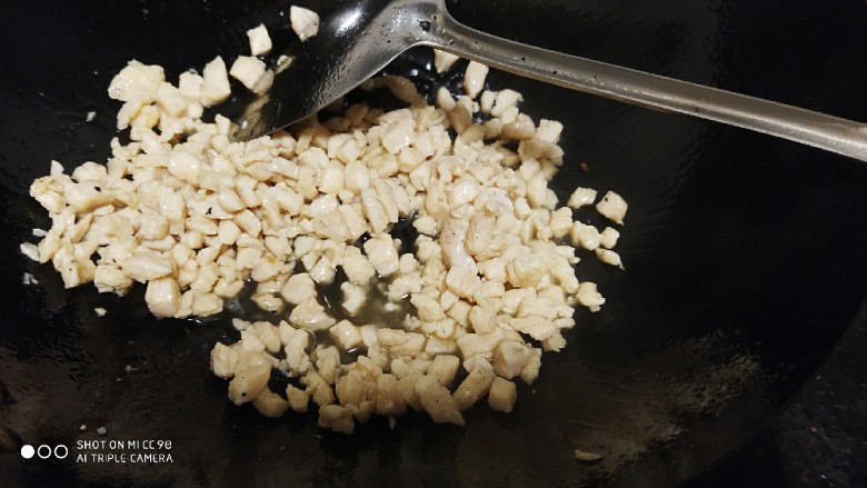 鲜辣香菇鸡肉酱 炒菜下饭好帮手,下鸡肉丁炒熟后起锅