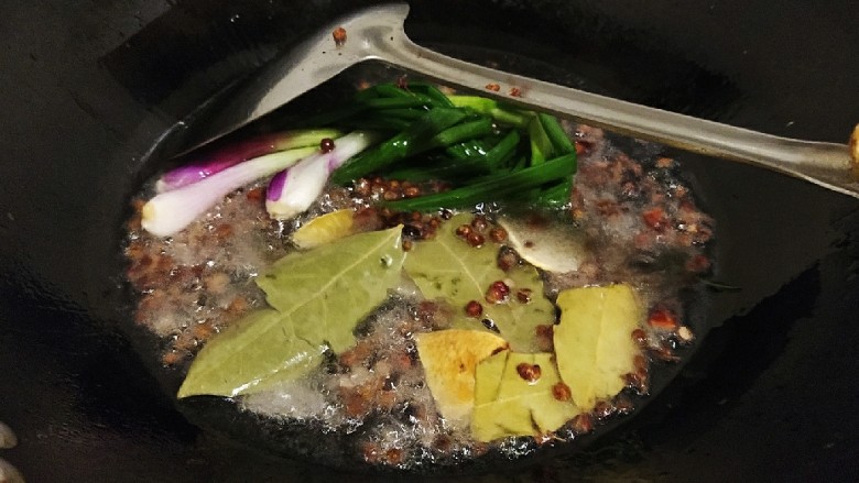 鲜辣香菇鸡肉酱 炒菜下饭好帮手,下花椒粒、八角、香叶、小葱、桂皮、陈皮，这几种香料是常用料，可以根据自己的口味调整香料。小葱变焦后，捞出香料。