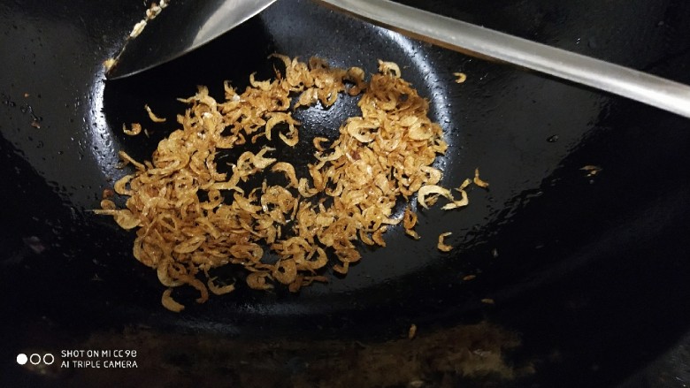 鲜辣香菇鸡肉酱 炒菜下饭好帮手,小火炒干，炒到金黄即可