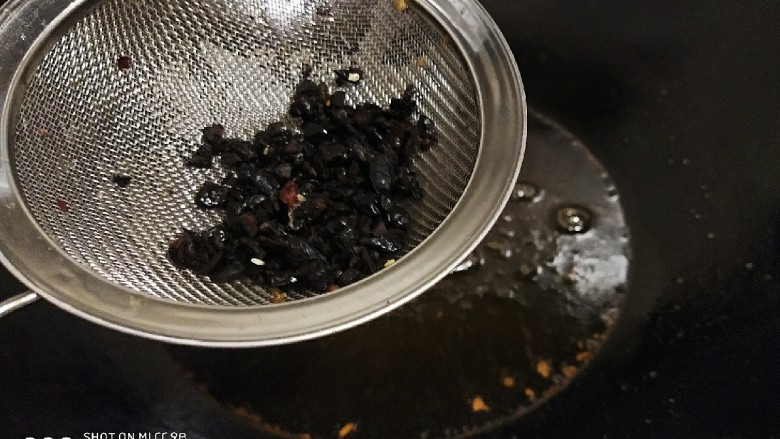 鲜辣香菇鸡肉酱 炒菜下饭好帮手,下鸡肉炸一炸，鸡肉变黄捞出（戳起来半硬半软），再下豆豉炸三秒（因为豆豉切碎了，用漏勺装上，在油锅里过三下）