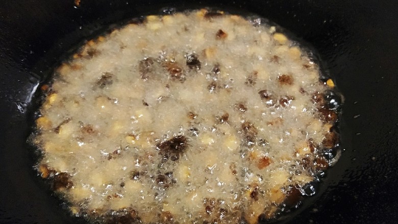 鲜辣香菇鸡肉酱 炒菜下饭好帮手,下香菇粒炸一会（半硬半软）。油炸过程，一是让材料更香更有嚼头，也是为了脱水，脱水后食物可以保存更长时间。