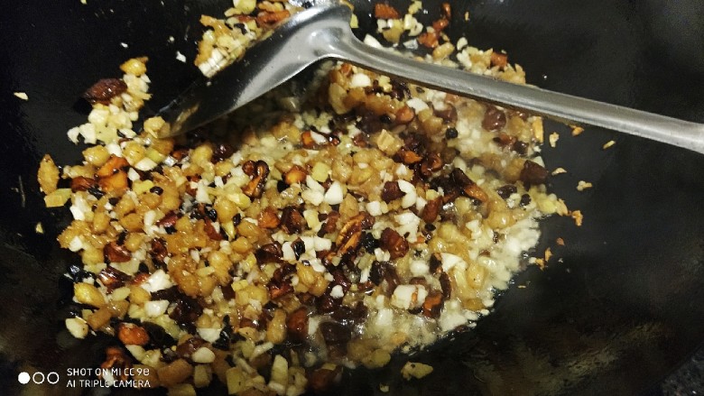 鲜辣香菇鸡肉酱 炒菜下饭好帮手,翻炒均匀，出锅待用