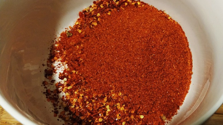 鲜辣香菇鸡肉酱 炒菜下饭好帮手,洗干净的钵擦干水，倒入辣椒粉