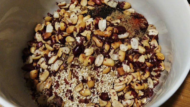 鲜辣香菇鸡肉酱 炒菜下饭好帮手,倒入花生碎