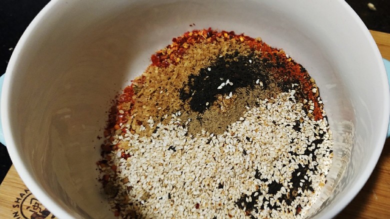 鲜辣香菇鸡肉酱 炒菜下饭好帮手,倒入白芝麻、茶粉、虾粉