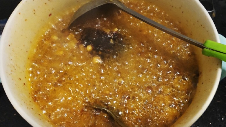 鲜辣香菇鸡肉酱 炒菜下饭好帮手,快速倒入，翻拌均匀。第一次倒入油出辣味