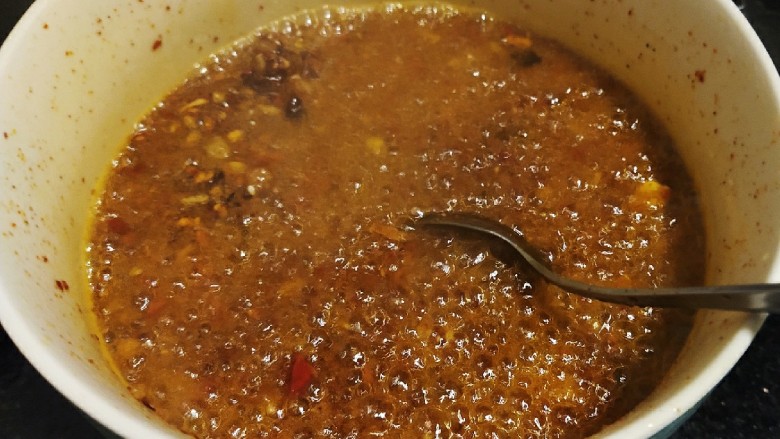 鲜辣香菇鸡肉酱 炒菜下饭好帮手,快速倒入辣酱碗，翻拌均匀，第二次倒入油出香。