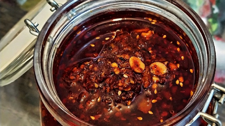 鲜辣香菇鸡肉酱 炒菜下饭好帮手,装瓶，冷藏可以保存小半年。