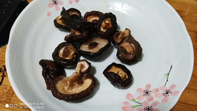 香辣梅干菜 超级下饭,<a style='color:red;display:inline-block;' href='/shicai/ 241'>干香菇</a>泡开