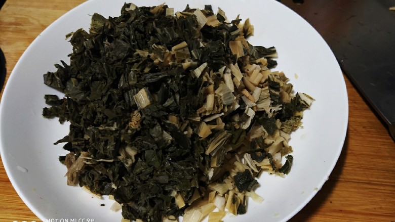 香辣梅干菜 超级下饭,梅干菜切碎