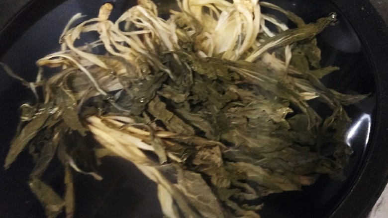 香辣梅干菜 超级下饭,清洗干净