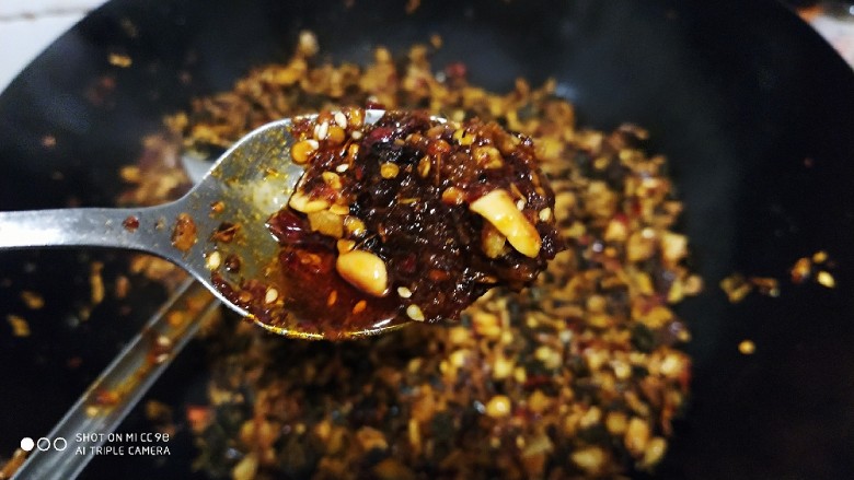 香辣梅干菜 超级下饭,加入秘制辣酱两勺(香菇鸡肉辣酱,有菜谱),加盐翻炒均匀