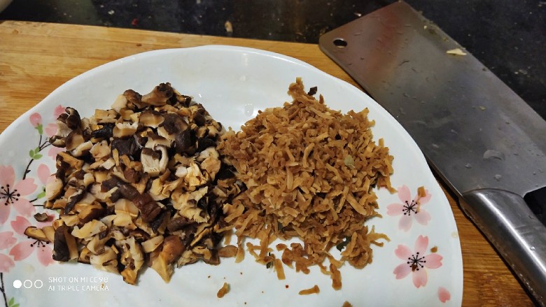 香辣梅干菜 超级下饭,香菇、<a style='color:red;display:inline-block;' href='/shicai/ 754'>萝卜干</a>切碎