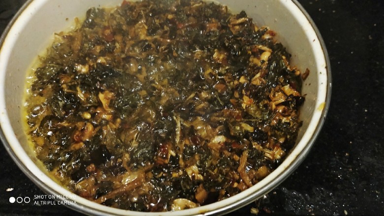 香辣梅干菜 超级下饭,热油浇入,趁热拌匀,放凉