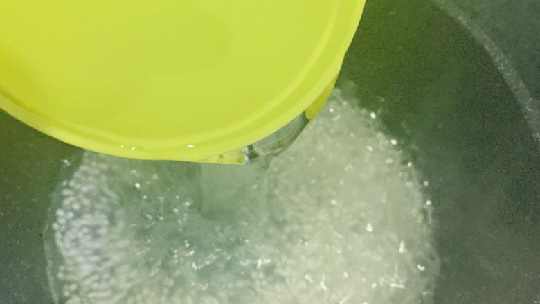 芒果西米捞,这时加一碗冷水;