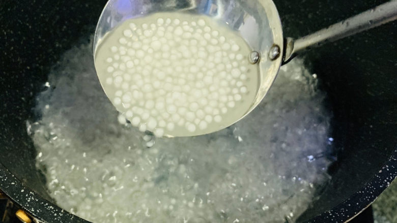 芒果西米捞,大火煮,西米三分之一呈白色状;