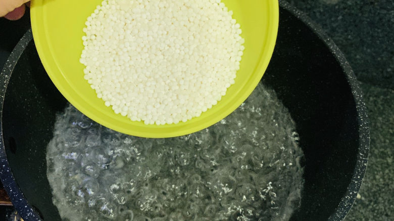 芒果西米捞,锅里放清水,煮沸,倒入西米,水沸的时候倒入西米,不容易粘底;