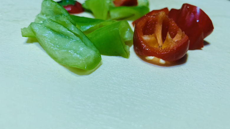 糖醋菠萝排骨,菜椒洗净,切块;