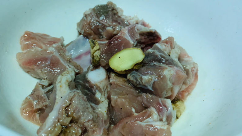 糖醋菠萝排骨,搅拌均匀腌制十分钟;
