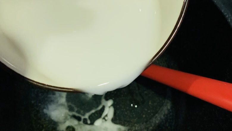 糖醋菠萝排骨,加水淀粉;