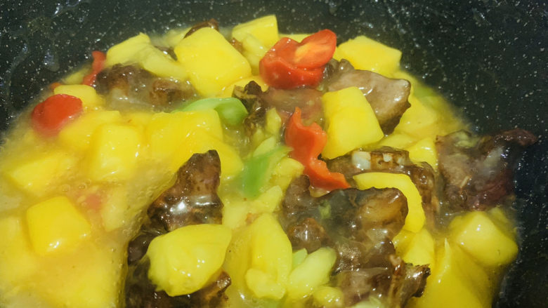 糖醋菠萝排骨,最后加入排骨搅拌均匀,即可;